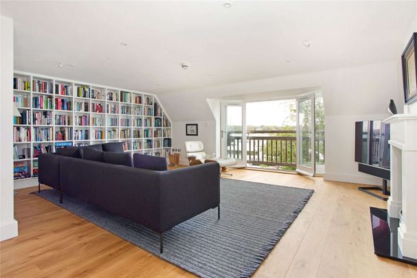 An opulent town house with stunning views of The River Hamble. - Photo 1