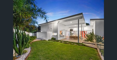 SINGLE-LEVEL LUXE COASTAL LIVING – BEACHSIDE CASUARINA - Photo 3