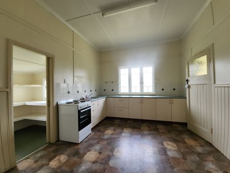 Charming Queenslander Close to Town - Photo 5