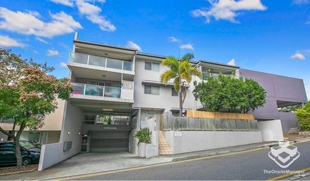 Stylish Two-Bedroom Apartment in Prime Bowen Hills Location - Photo 3