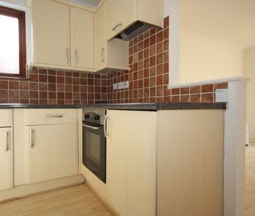Claremont Avenue, Woking - Photo 2