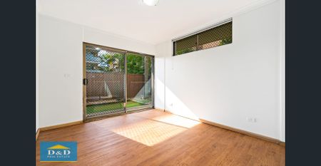 Spacious 2 Bedroom Unit. Huge Private Courtyard. Walk to Westfield Shopping and Parramatta Station. - Photo 3