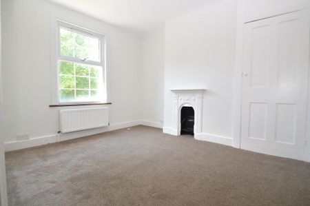 3 bedroom end of terrace house to rent - Photo 2