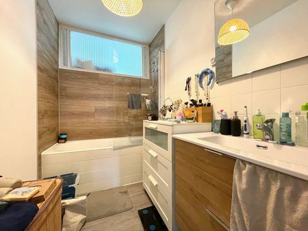 T4 ASCENSEUR - RUE DE VENDÉE - 75.49 m² - Photo 2