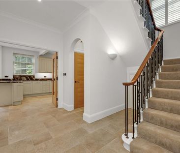 Newly refurbished 4 bedroom home with air conditioning in the sough... - Photo 2