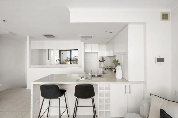 Inner-City Sub-Penthouse with Sweeping District Views - Photo 1