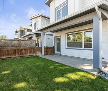 Central Kelowna, great location 3 bed, 2.5 Bath - Photo 1