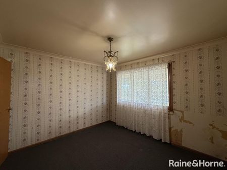 Family Home Close to Orange Home Maker Centre - Photo 2