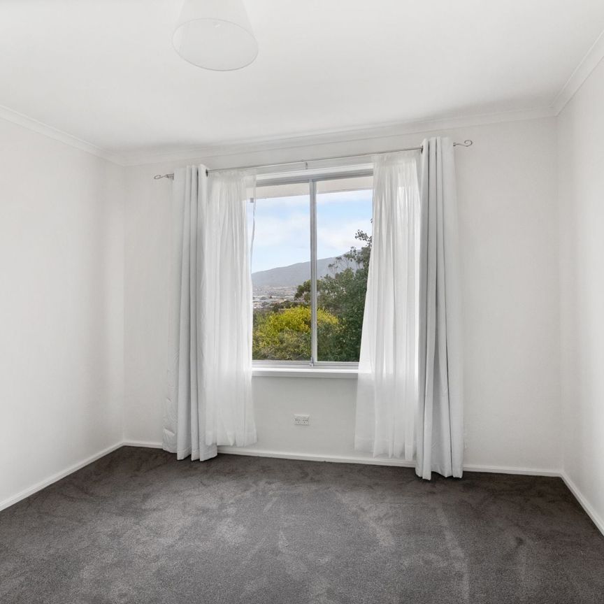 Spacious 3-Bedroom Home in Gagebrook - Photo 1