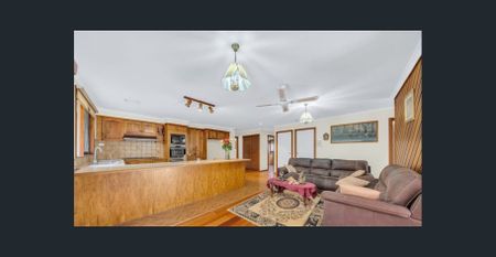 SPACIOUS FAMILY HOME IN PRIME LOCATION – COMFORT, CHARACTER & CONVENIENCE - Photo 5