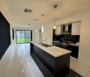 Comfortable 3-Bedroom Home in Prime Northfield Location - Photo 4