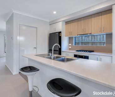 Immaculate 3-Bedroom Townhouse with Furniture! - Photo 3