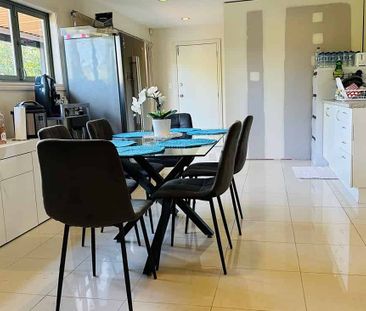 Large 1 bedroom flat with a large living room - Photo 1