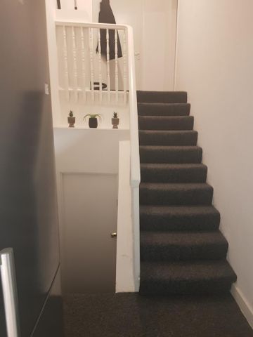 1 bedroom in a flat share to rent - Photo 2