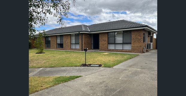 Family home in court location - Photo 1