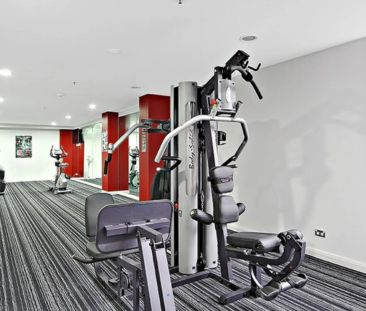 Spacious Apartment in Walking Distance to the Rail - Photo 4