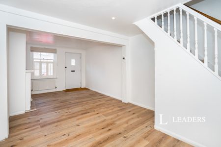 2 bedroom mid-terrace to rent Arun Street - Photo 3