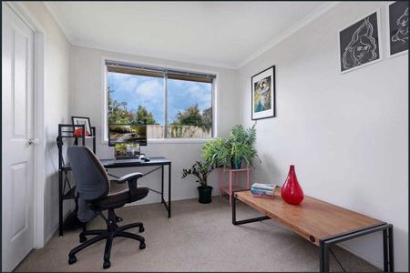 Spacious Family Home in Prime Cranebrook Location - Photo 2