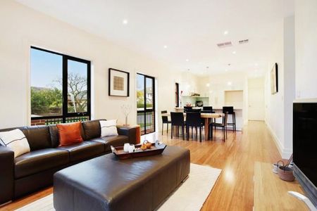 Modern design - McKinnon School Zone! - Photo 3