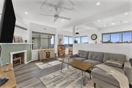 Charming Family Home with Sea Views - Photo 5