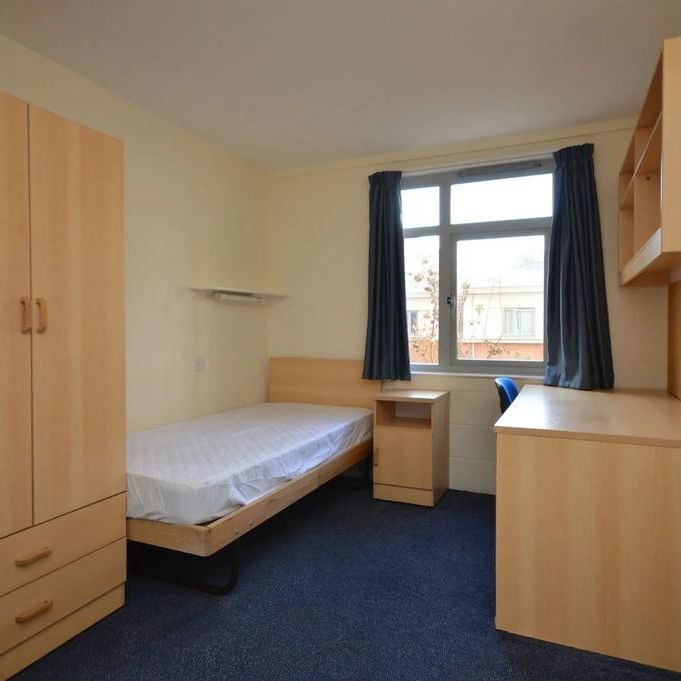 6 bedroom flat to rent - Photo 1
