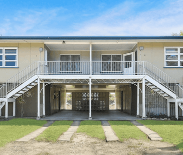 2 Bedroom Upstairs Unit in West End - Photo 4