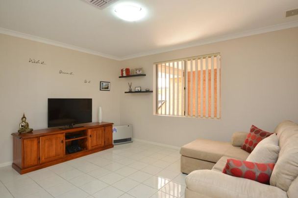 FULLY FURNISHED MODERN 2 BEDROOM UNIT! - Photo 1