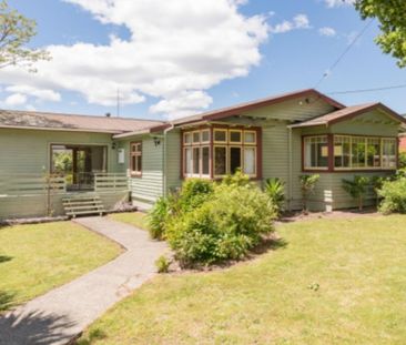 Character on Queen - Photo 2