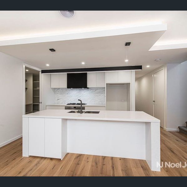 1 Bluestone Avenue, BURWOOD EAST - Photo 1