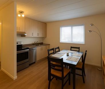 Grand 4 1/2 RÉNOVÉ en COIN, ASCENSEUR, GYM, PISCINES - INCOMPARABLE - Photo 3