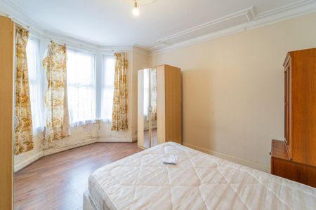 4 bedroom terraced house to rent - Photo 3