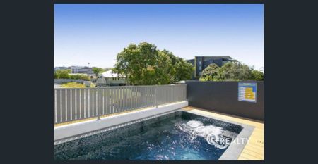 🏠 Spacious Inner-City Unit + Pool + Shared Ping Pong Table - Photo 3