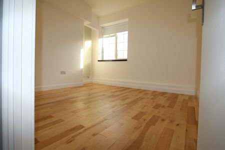 3 Bed Flat, Davidson Gardens, SW8 - Photo 3