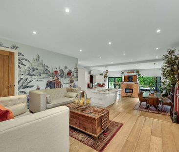 Beautifully presented home within striking distance of both Weybrid... - Photo 2