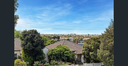 Renovated and secure - Photo 4