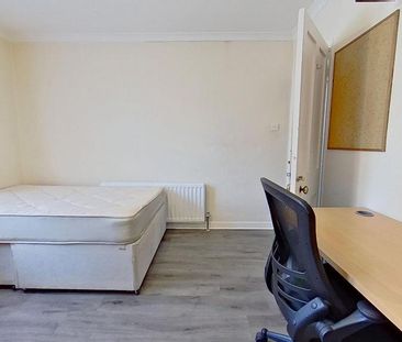 4 bedroom semi-detached house to rent - Photo 2