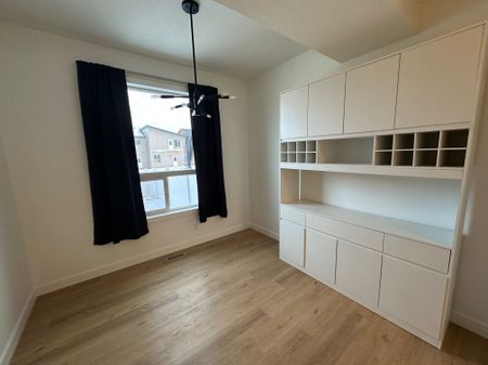 Modern 3 Bed, 2.5 Bath Townhouse in Sylvan Lake - Photo 3