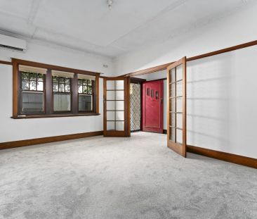 Period Home with rear courtyard! - Photo 2