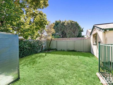 LARGE FAMILY HOME CLOSE TO WOY WOY TOWN CENTRE! - Photo 3