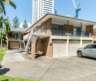 Recently Renovated 2 Bedroom Ground Floor Unit - Photo 1