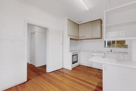 Spacious Family Home Just Minutes from Monash Uni - Photo 3