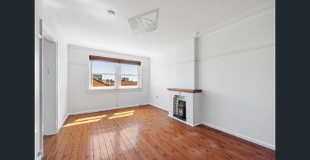 Top-Floor Apartment with District Views - Photo 3