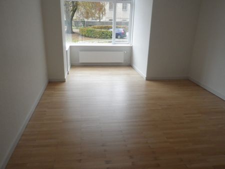 Prisvenlig 2-værelses lejlighed med altan - Foto 2