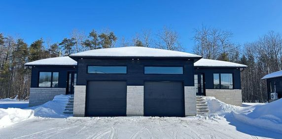 Jumelé 2025 avec grand garage 3 chambres, GRAND SÉJOUR AU SOUS-SOL, 2 THERMOPOMPES, ASPIRATEURS CENTRAL, ENQUÊTE DE CRÉDIT - Photo 2