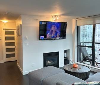 One bedroom and Den (or junior 2 bedroom) in the heart of Yaletown - Photo 1