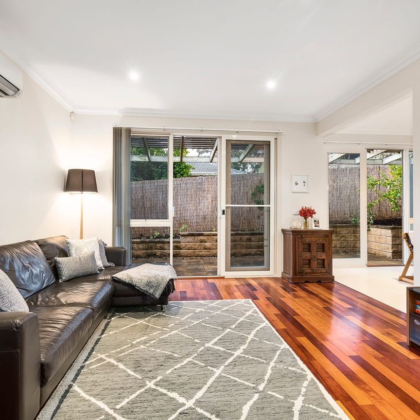 Spacious Townhouse in a Prime location! - Photo 1