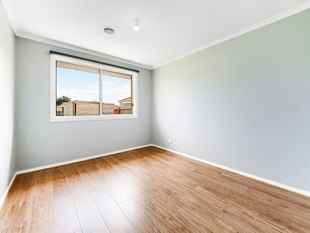 Family Living in the Heart of Cranbourne West - Photo 4