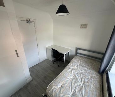 4 bedroom semi-detached house to rent - Photo 1