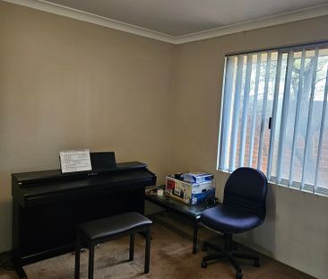 Thornlie - Photo 1