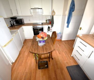 2 bedroom Flat in Whincover Drive, Leeds - Photo 1